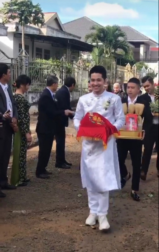 Chú rể bảnh bao với áo dài trắng    