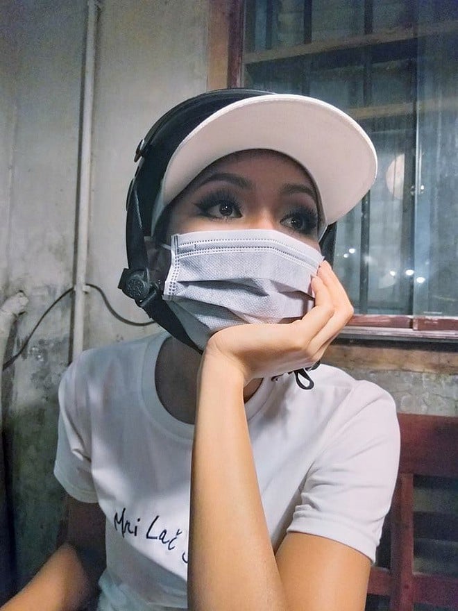 Cận cảnh sự giản dị, xuề xòa của H’Hen Niê.    