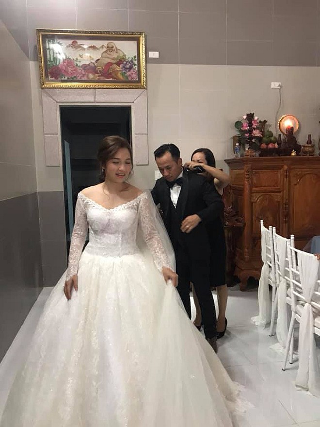 Cô dâu Thụy Vy xuất hiện trong chiếc váy cưới màu trắng trễ vai cùng nụ cười rạng rỡ, đong đầy hạnh phúc.    