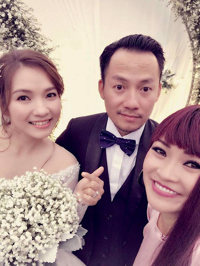 Vợ chồng Tiến Đạt rạng rỡ chụp hình cùng Phương Thanh.    