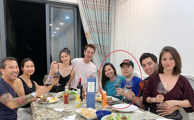 Lê Hiếu và vợ sắp cưới xuất hiện trong bữa tiệc tại nhà Đăng Khôi gần đây.    