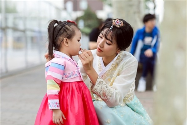 Maya hạnh phúc bên con gái.