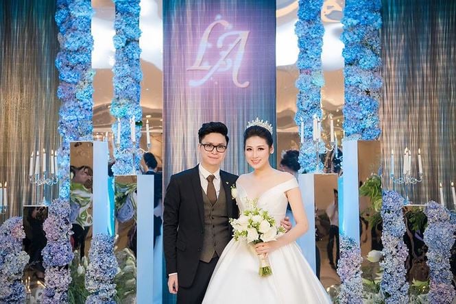 Á hậu Tú Anh và ông xã trong tiệc cưới.  