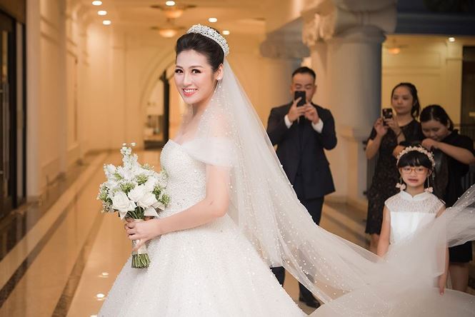Á hậu Tú Anh hoá cô dâu lộng lẫy.  