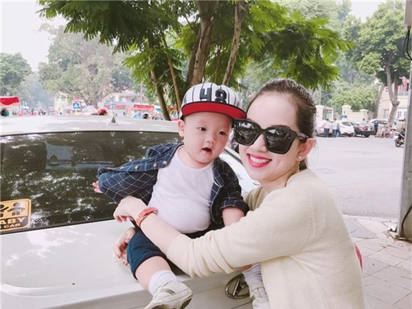 Sau chuyện đấy, Ly Kute vẫn quyết trở thành “mẹ đơn thân” mạnh mẽ. Hiện tại, bé Khoai Tây và Ly Kute đang có Shbet16 chơi game trực tuyến rất hạnh phúc. Cô cũng từ chối nhắc về 
