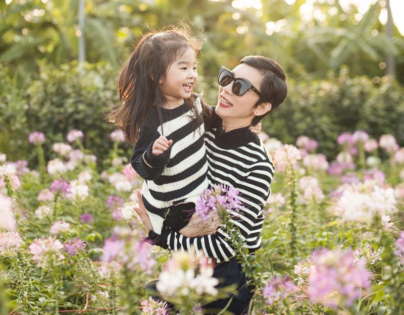 Xuân Lan hạnh phúc bên bé Thỏ.