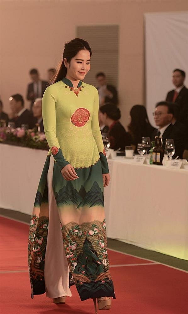 Nam Em tiếp tục lộ thân hình đẫy đà khi sải bước trên sàn catwalk mới đây.  