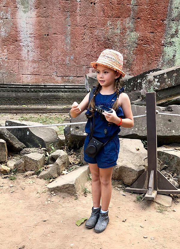 Cô bé dùng máy ảnh ghi lại mọi cảnh vật, khoảnh khắc mà mình thấy đẹp như đền đài, tượng đá, mây trời hay bông hoa dại đang mong manh vươn lên giữa những đá sù sì…    
