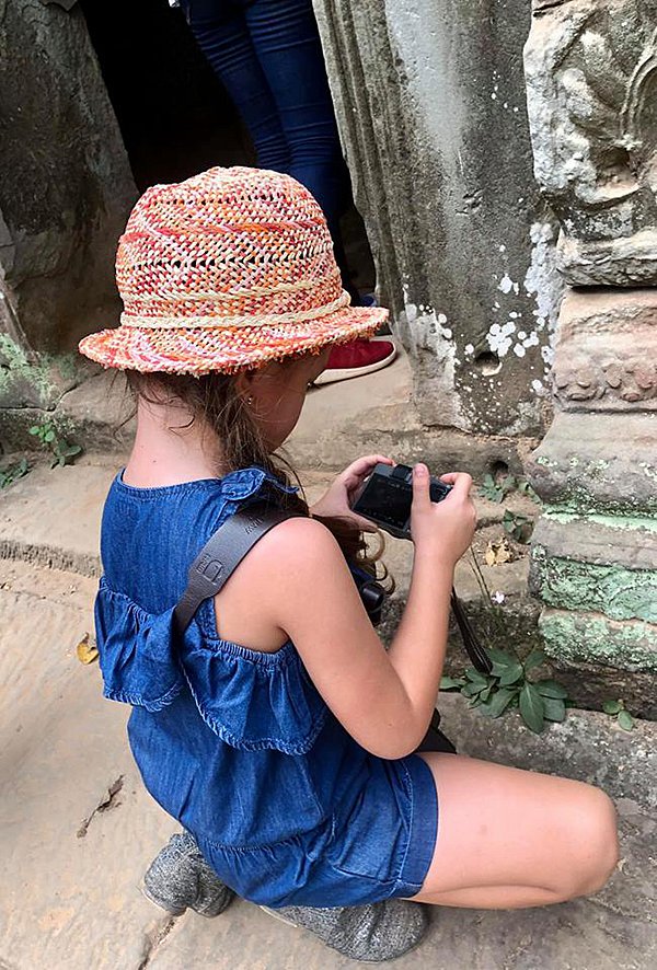 Tép chăm chút quan sát và chụp một góc đá rêu phong.    