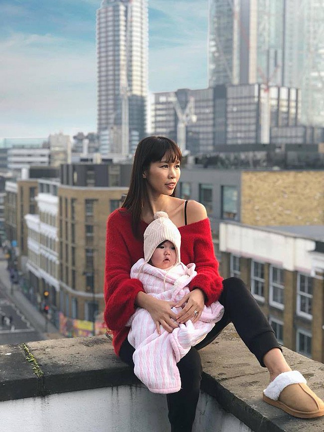 Gia đình siêu mẫu Hà Anh vừa đặt chân về Việt Nam sau kì nghỉ ở quê chồng tại London, Anh. Trên trang cá nhân, Hà Anh vừa chia sẻ cô đã chính thức bị ốm sau 12 ngày chăm con gái nhỏ tại nước ngoài mà không có sự giúp đỡ của bảo mẫu. “Cuối cùng cũng đã tha thành công cục bông bé nhỏ của mẹ về Việt Nam! Chao ôi 12 ngày trong đó 2 ngày di chuyển trên không, dưới đất, chịu đựng cái rét, chăm em, ru em, làm tất tần tật cho em mà không có nanny trợ giúp (dĩ nhiên Papa bò khô có trợ giúp). Mẹ Myla chính thức cho phép mình sập nguồn: đau đầu, đau họng sau một giấc ngủ 6 tiếng li bì”, Hà Anh viết. Hà Anh cũng chia sẻ thêm con gái Myla đang trải qua thời kỳ mọc răng nên bé rất quấy, “hành” mẹ trong cả chuyến bay dài, điều đó khiến siêu mẫu không khỏi mệt mỏi, cô thậm chí thừa nhận đến bây giờ mới hiểu 2 chữ “bã người” là thế nào.    Bên dưới dòng trạng thái “chính thức sập nguồn” của “mẹ bỉm sữa” Hà Anh, không ít người thân, bạn bè của nữ siêu mẫu đã gửi lời động viên đến cô.
