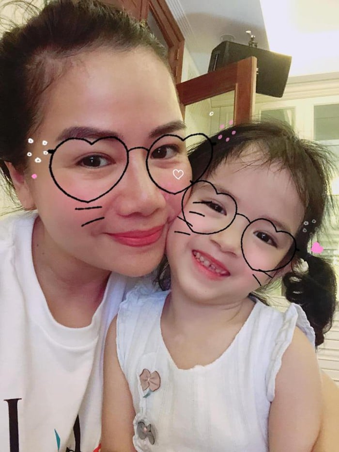 Vợ đại gia kim cương chụp ảnh nhắng nhít bên con gái cưng. Có lẽ các con chính là gia tài lớn nhất mà chị luôn trân trọng.