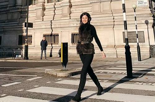 Thanh Tú trên đường phố London.    