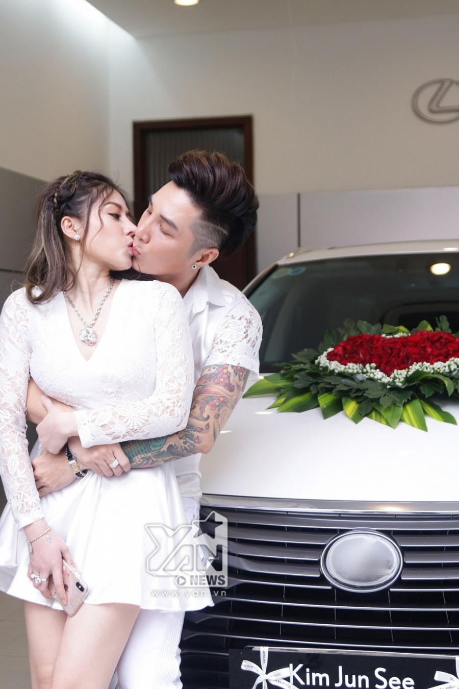 Lâm Chấn Khang khiến nhiều người ngưỡng mộ với màn cầu hôn bạn gái cực sang chảnh.