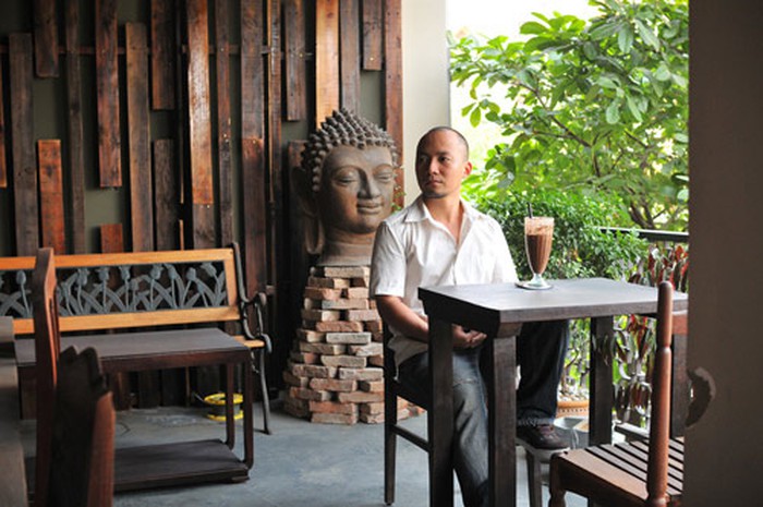 Tiến Đạt và một góc trong quán cà phê của mình.    