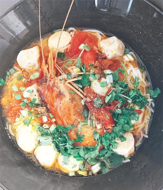 Lan Khuê là cô gái khá đảm đang, yêu thích nội trợ, trên trang cá nhân, cô thường chia sẻ những Shbet0099 cá cược trực tuyến mà cô tự tay vào bếp nấu cho chồng thưởng thức.