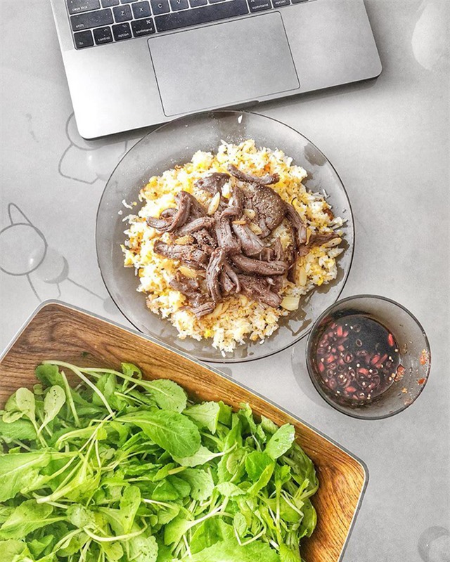 Cơm chiên tỏi bò Wagyu ăn kèm rau cải sống.  
