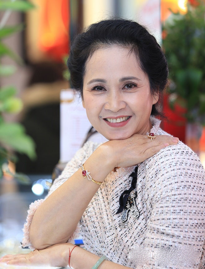NSND Lan Hương ngoài đời là 1 người mẹ chồng vô cùng tình cảm, yêu thương con dâu.
