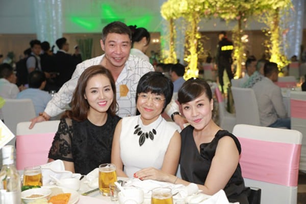 Công Lý vui vẻ khi bạn gái và vợ trước hòa hợp với nhau.    