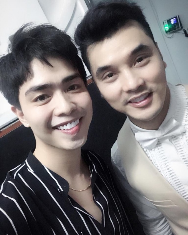  Bạn trai tin đồn của ca sĩ Thu Thủy chụp ảnh cùng Ưng Hoàng Phúc. Trong showbiz, Thu Thủy  và Ưng Hoàng Phúc rất thân thiết với nhau.