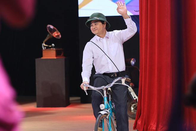 Cùng bối cảnh “bao cấp”, nam nghệ sĩ đã tái hiện lại hình ảnh “soái ca” của những năm 80 trong phong trào Đổi Mới.    