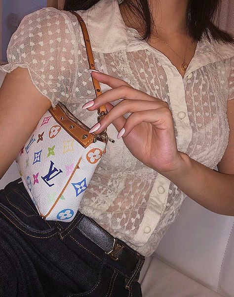 Chiếc áo ren táo bạo của Chi Pu.    