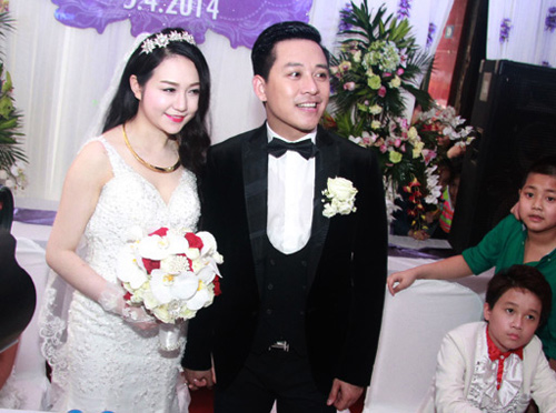 Hương Baby và ca sĩ Tuấn Hưng trong ngày vu quy.    