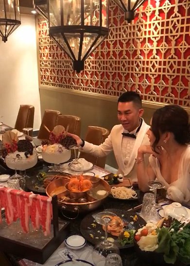 Mỗi lần cúi người Chi Pu lại khiến người nhìn lúng túng.