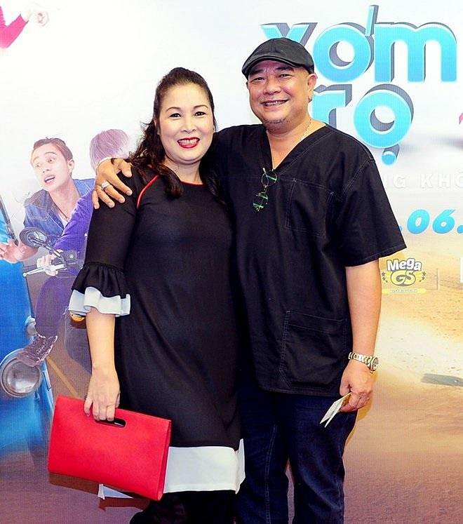 Không chỉ lùi về sau để hậu thuẫn vợ trong những vai diễn, Lê Tuấn Anh vẫn thường xuyên tháp tùng vợ đến những sự kiện giải trí trong showbiz.    
