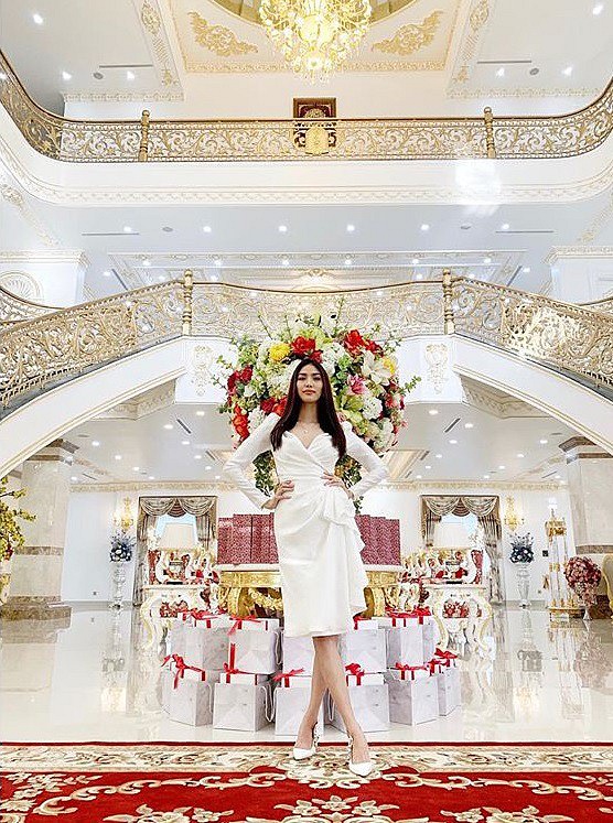 Lan Khuê tạo dáng sang chảnh bên trong ngôi nhà như tòa lâu đài của mình.