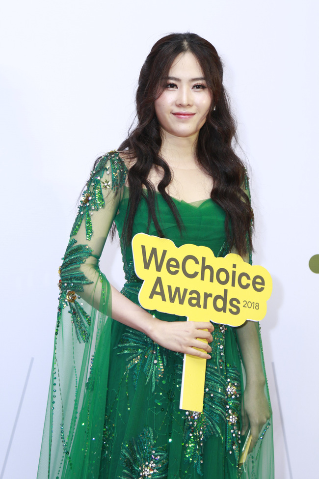 Đến với WeChoice Awards, Nam Em chọn diện bộ váy màu xanh lá thướt tha nữ tính. Thiết kế vải ren xuyên thấu với những chi tiết xếp lớp, đính kim tuyến lấp lánh.    