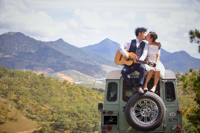 Hình ảnh khoá môi ngọt ngào của Đinh Tiến Đạt và bà xã.  