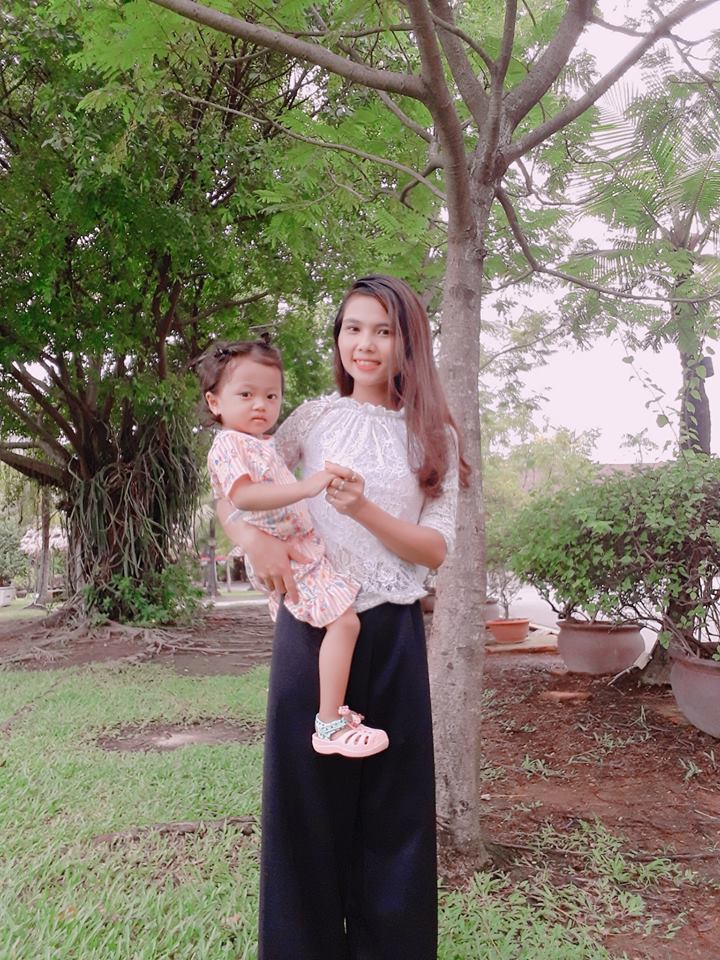 Hình ảnh em gái Hoa hậu H'Hen Niê và con gái nhỏ.