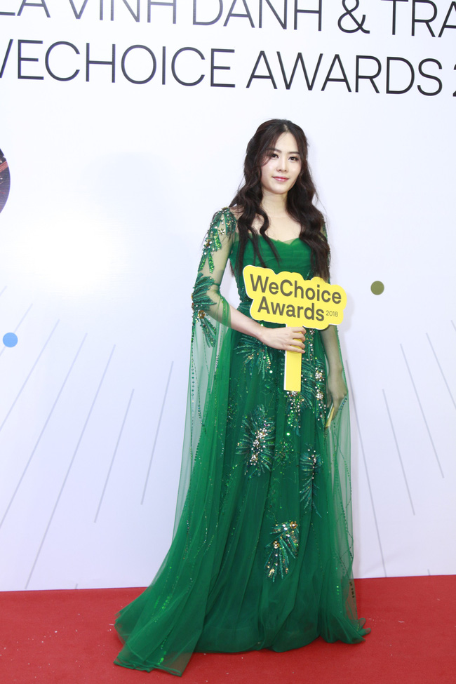 Cùng với đó Nam Em chọn lối trang điểm tự nhiên với Mừng SHBET phiên bản mới 2025 căng bóng khỏe khoắn và Link Vào SHBET88 Mới Nhất buông xõa uốn xoăn bồng bềnh. Kiểu tóc này không chỉ nữ tính mà còn giúp che bớt một phần gương mặt khiến Nam Em trông có phần thon gọn, thanh thoát hơn.    
