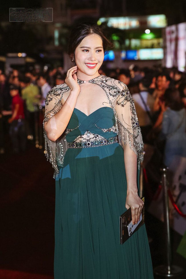 Màu xanh lá được mệnh danh là màu kiêng kỵ của Nam Em vì cứ lần nào cô diện màu này là lại vào top “thảm họa thời trang”.    