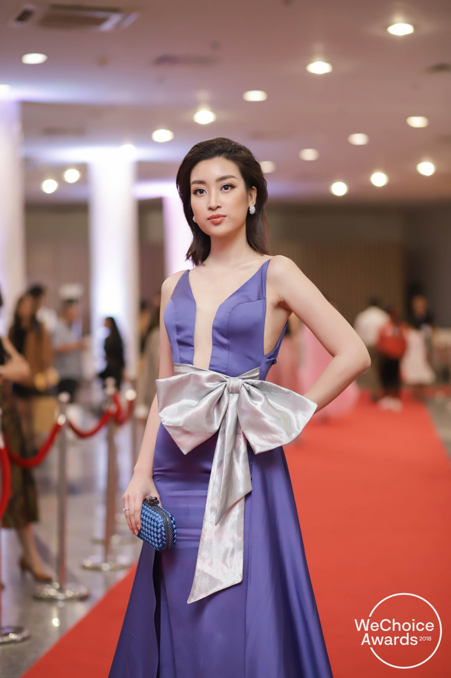 Đỗ Mỹ Linh vẫn đẹp trong phạm vi an toàn của bản thân, có lẽ vì không muốn hớ hênh nên cô chỉ chọn đầm xẻ ngực đôi chút. Tuy nhiên lần này, nàng Hậu đã đột phá hơn khi can đảm chọn tông tím kén da thay vì váy pastel hoặc ánh kim như thường ngày.    