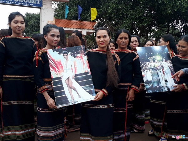 H’Min trong ngày ra đón chị gái trở về quê hương.