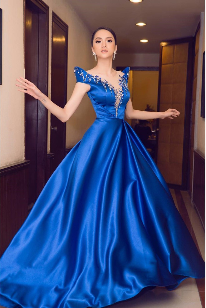 Hương Giang tựa nàng công chúa nhờ bộ đầm xanh dương đính đá, có cầu vai ấn tượng. Nếu tinh ý, có thể thấy mỹ nhân chuyển giới yêu thích dáng đầm bồng bềnh và có chất liệu mềm mại như voan, lụa.