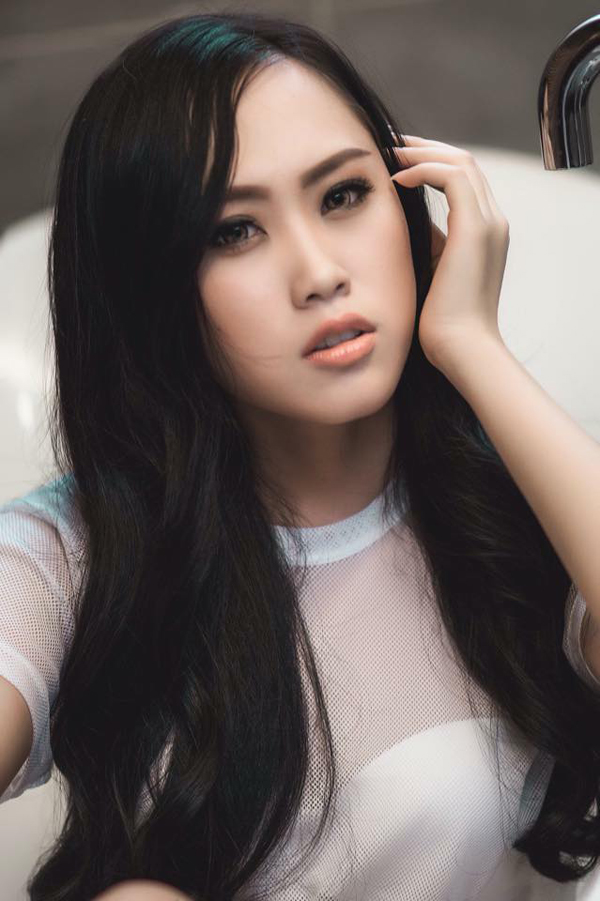 Nếu ở đời thường, vợ 9X của Trung Hiếu có nhan sắc trẻ trung thì khi làm model, cô lại sắc sảo.     