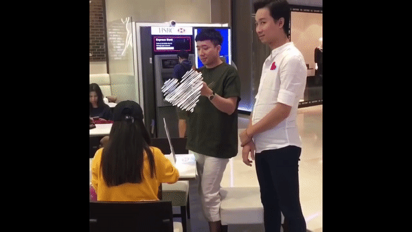Trấn Thành nhận được cây kem từ Hải Triều.  