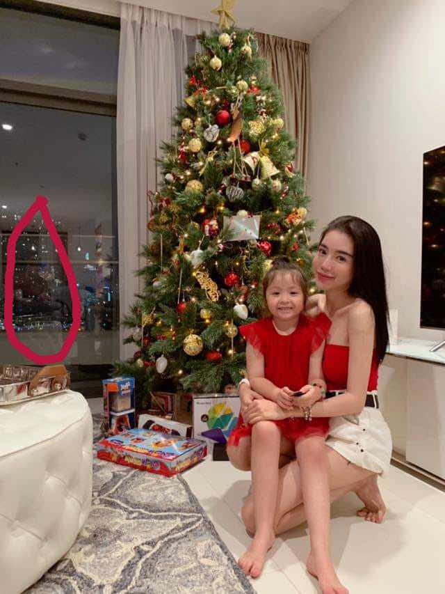 Hình bóng lạ phản chiếu trong tấm kính nhà Elly Trần từng khiến nhiều người hâm mộ Shbet111 slot, casino, thể thao, xổ số Elly nghi ngờ đó là bố Cadie và Alfie.    