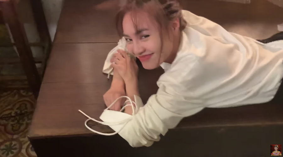 Mới đây, nam diễn viên Trấn Thành đăng tải trên trang cá nhân một đoạn hậu trường thực hiện bộ phim điện ảnh 'Tết cua lại vợ bầu' với sự tham gia của Ninh Dương Lan Ngọc. Ngay đoạn mở đầu video, khán giả đã nhận ra điểm khác thường khi cô nàng Lan Ngọc diện quần váy ngắn nằm soài ra bàn vì vô tình bị bung khóa.    Nhận ra sự cố hi hữu, Trấn Thành nhanh chóng có mặt và “xéo xắt” bạn diễn Ninh Dương Lan Ngọc vì mải ăn và ăn quá nhiều nên mới bị bung khóa váy mà không hề hay biết. Đứng trước sự bủa vây của các thành viên đoàn phim và Trấn Thành, Lan Ngọc lúc này đành phải ngượng ngùng thừa nhận bản thân chỉ ăn 2 tô cơm, với một tô “ăn giùm” người trang điểm.    Lê Giang cũng chịu chung số phận với Lan Ngọc, bị đạo diễn Nhất Trung và Trấn Thành chê cười vì tội ăn quá nhiều khiến thân hình phì nhiêu, thậm chí ảnh hưởng tới… kinh phí sản xuất của đoàn phim.
