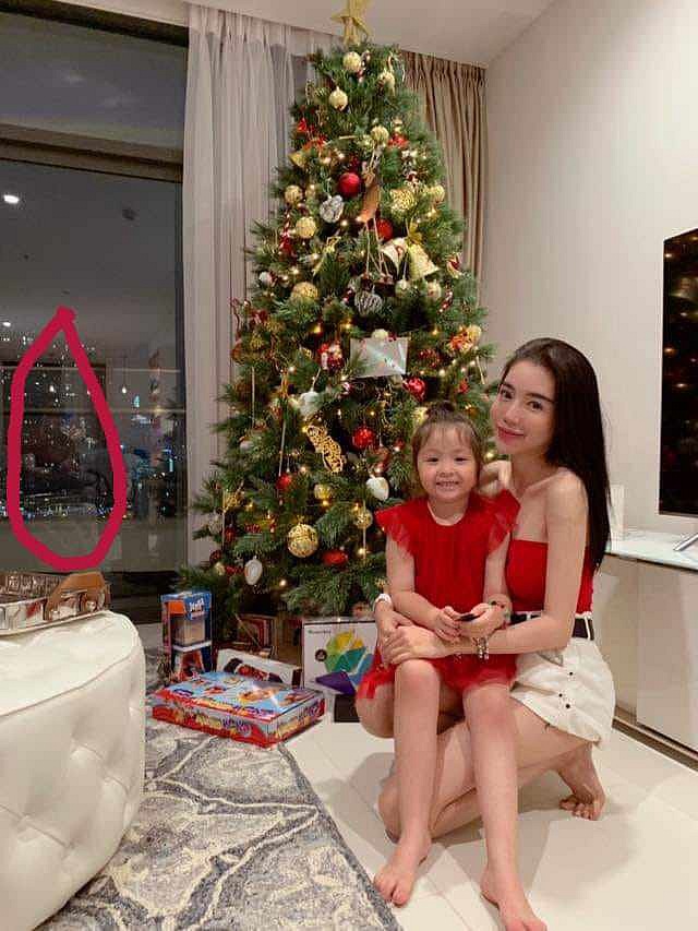 Hình bóng lạ phản chiếu trong tấm kính nhà Elly Trần từng khiến nhiều người hâm mộ Shbet111 slot, casino, thể thao, xổ số Elly nghi ngờ đó là bố Cadie và Alfie. 