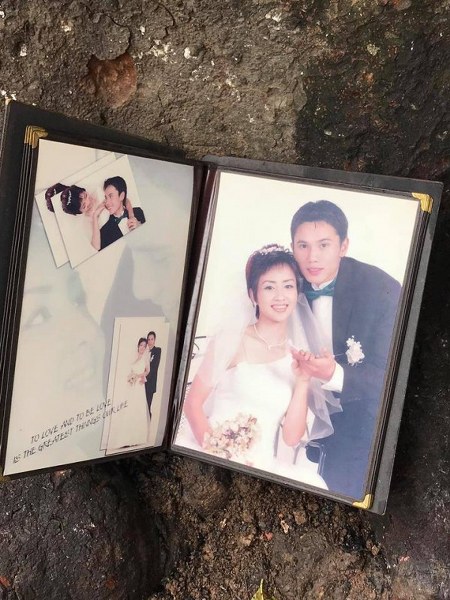 Mới đây nhiều người đang rất ngạc nhiên khi một album ảnh cưới được cho là của Tú Dưa và Thúy Hiền bị “vứt” ở gốc cây. Nhiều người nói rằng đây có lẽ là sự nhầm lẫn gì đấy nhưng những bức ảnh thời còn trẻ của cả 2 trong album ảnh cưới đã nói lên tất cả.    Hình ảnh album ảnh cưới của Tú Dưa và Thúy Hiền năm xưa bị bỏ ngay lập tức bị lan truyền chóng mặt. Cư dân mạng bày tỏ sự ngậm ngùi cho mối tình đẹp ngày nào của cặp đôi. Cũng có ý kiến cho rằng sẽ tế nhị hơn nếu các nhân vật liên quan 'tiêu hủy kỉ niệm tình yêu' theo cách kín đáo.    Sự việc vẫn đang nhận được nhiều sự quan tâm từ phía người hâm mộ. Hiện tại Thúy Hiền và Tú Dưa đều đang hạnh phúc bên tình mới. Mới đây Thúy Hiền chia sẻ hình ảnh thân thiết cùng những lời lẽ ngọt ngào nhân dịp sinh nhật gửi tới một người đàn ông lạ mặt.    