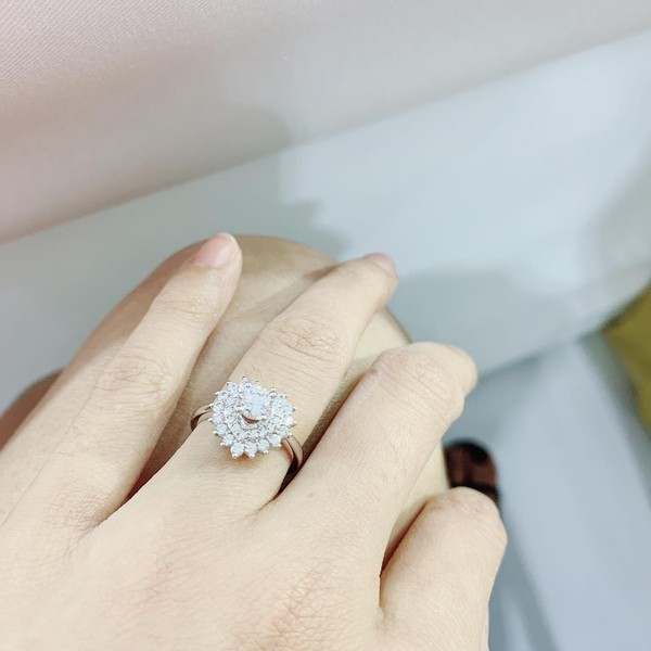 Ninh Dương Lan Ngọc khoe ngón tay áp úp đeo nhẫn kim cương.