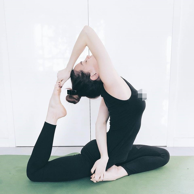 Và cả khi tập yoga, Hồ Ngọc Hà một lần nữa lộ nhũ hoa với bộ đồ mỏng bó sát vào da thịt.  