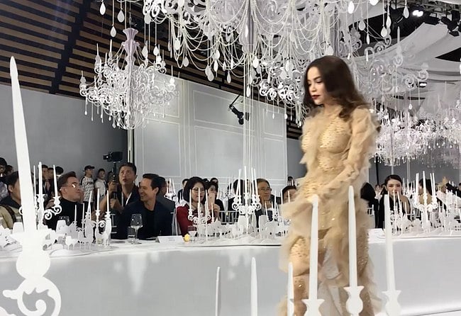 Kim Lý cười tươi khi Hồ Ngọc Hà đi qua khu vực mình ngồi.    