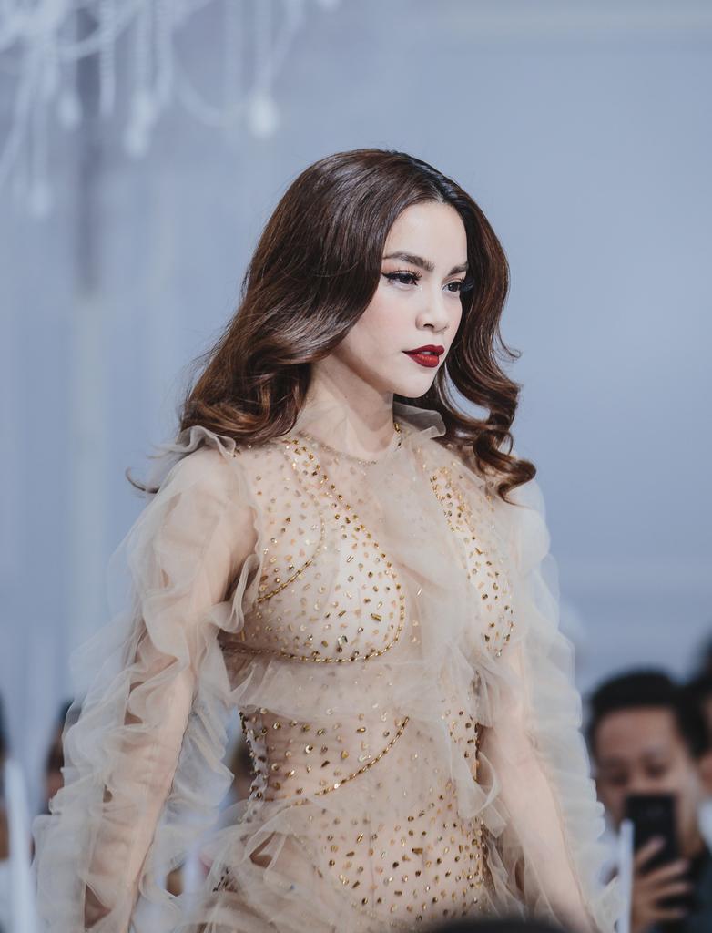 Thiết kế mà Hà Hồ thể hiện đòi hỏi bản lĩnh của một siêu mẫu. 
