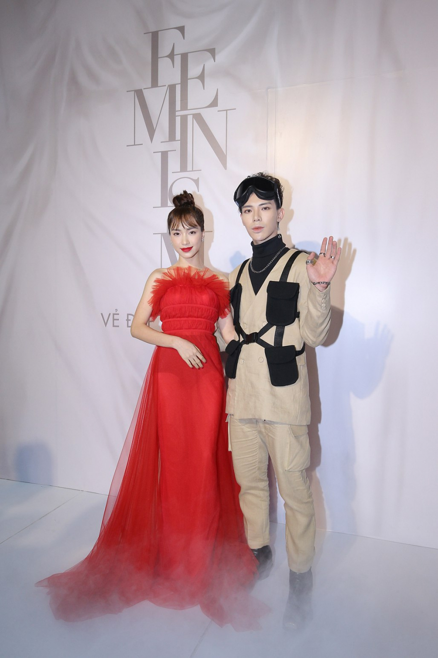 Hòa Minzy sánh đôi cùng Erik đến tham dự sự kiện.
