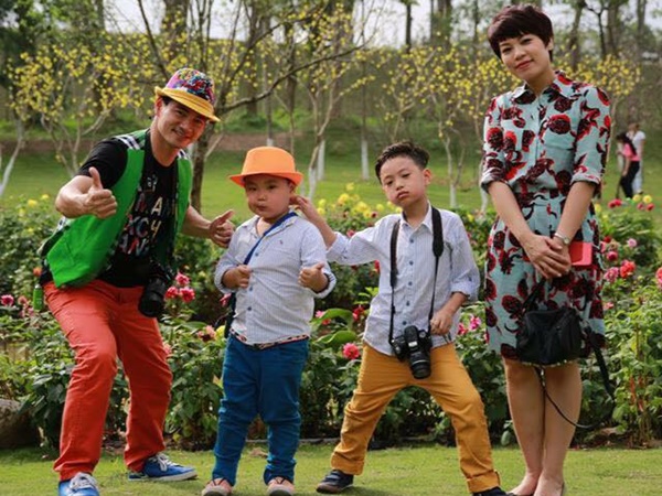 Ít ai biết rằng, cặp đôi này từng đóng chung một tiểu phẩm và nhờ có Tự Long bày mưu tính kế, Xuân Bắc đã bày tỏ để “cưa đổ” Hồng Nhung.    