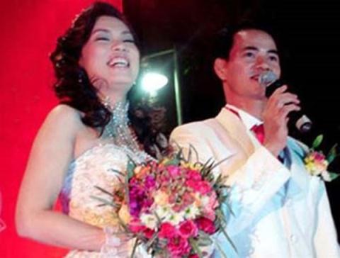 Xuân Bắc và vợ hạnh phúc trong ngày cưới.